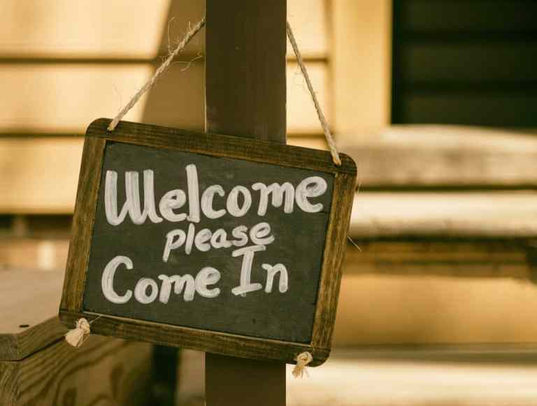 Welcome Please Come In Banner