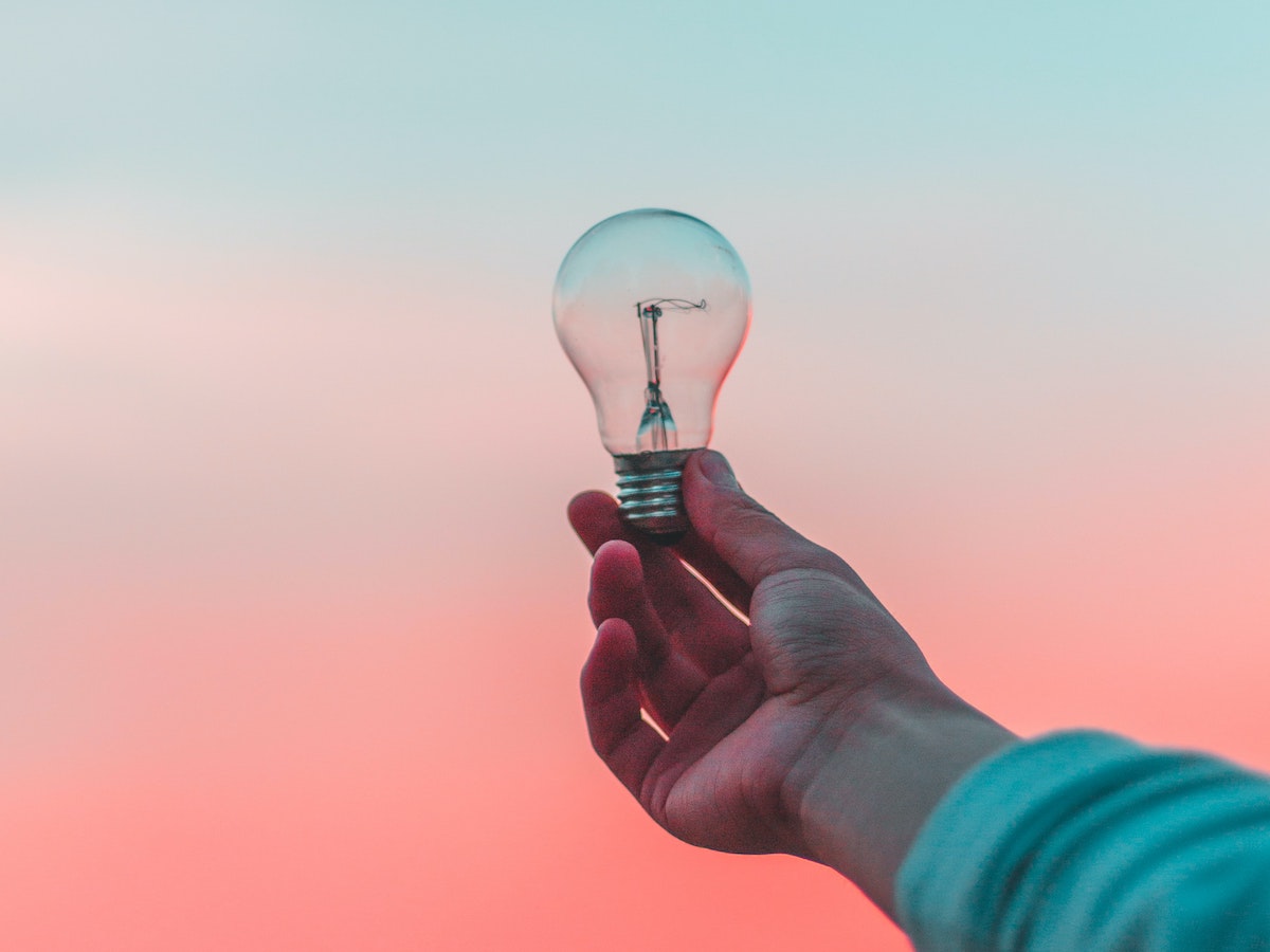 hand holding a lightbulb