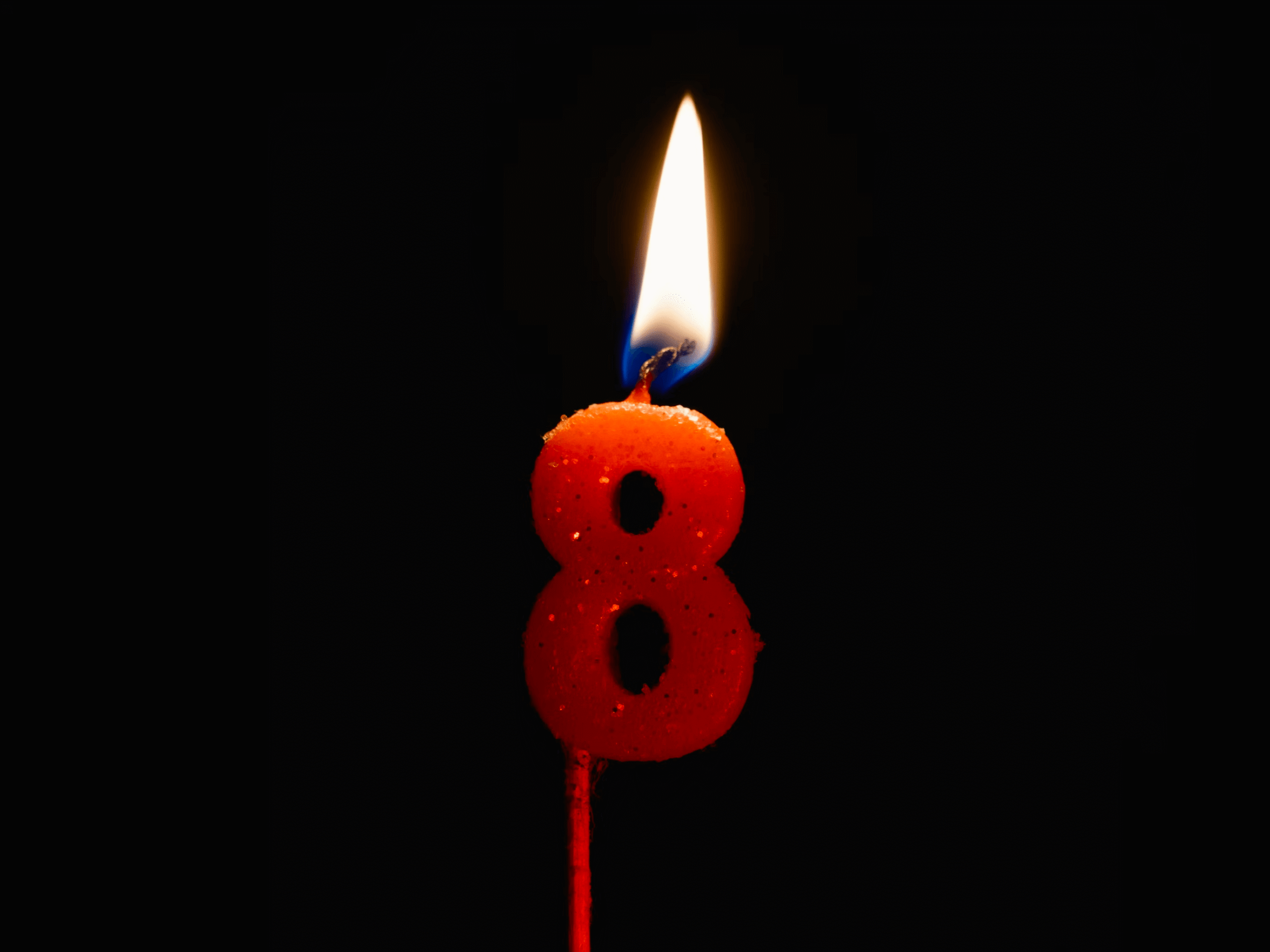 parabol-8 Photo of a candle in the shape of the number 8