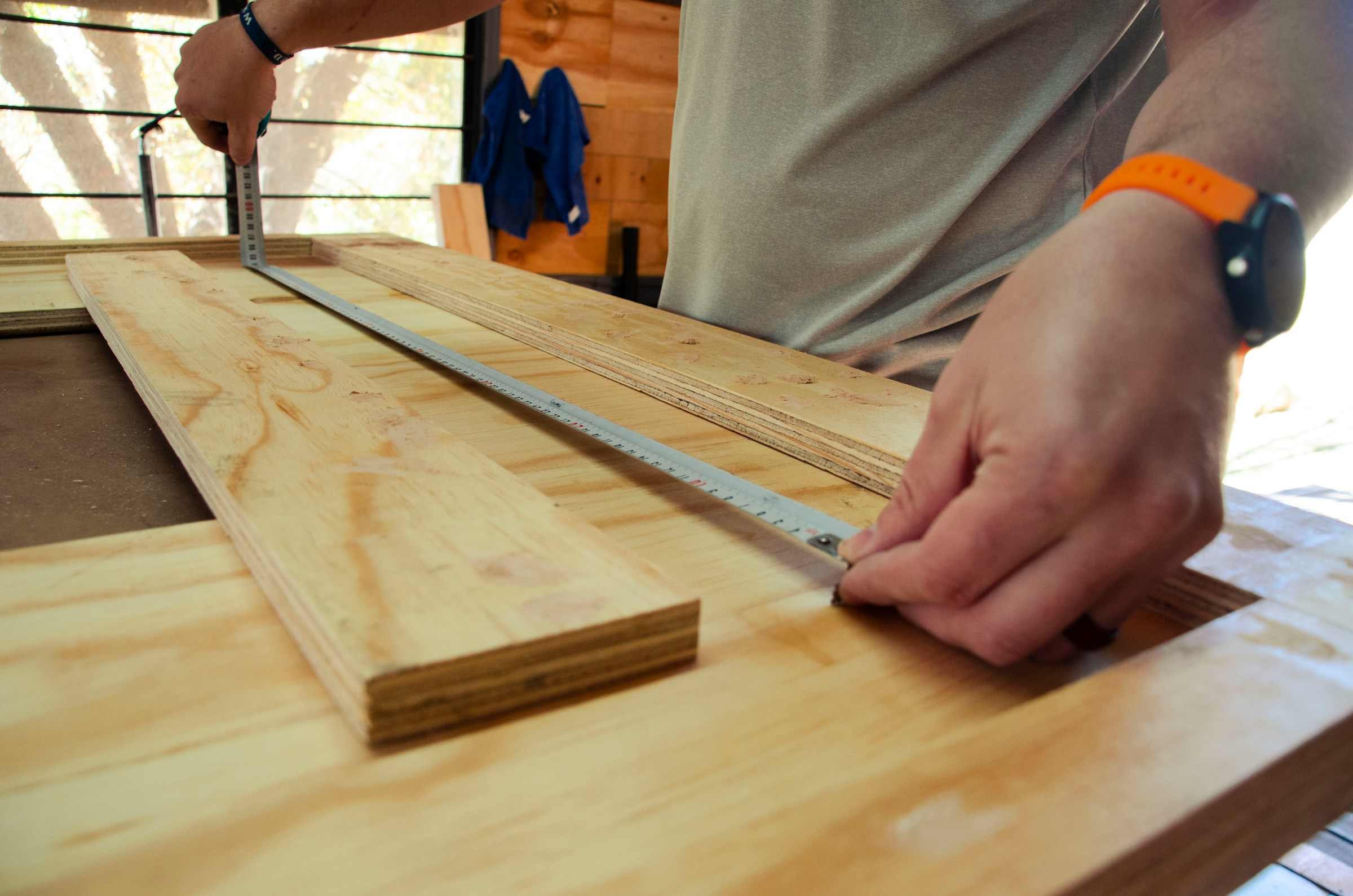 ryno-marais-p5JcD-_13ek-unsplash (1) Measuring wood with a tape measure, woodworking