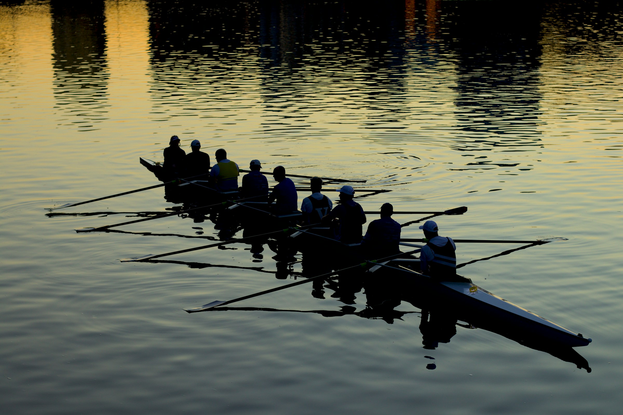 mitchell-luo-H3htK85wwnU-unsplash (1) A rowing team on the water